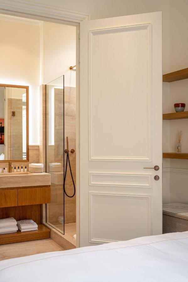 Avenue Montaigne - Champs Elysees * Paris