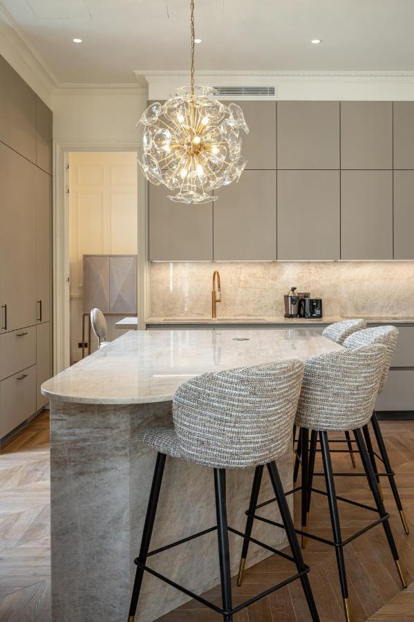 Avenue Montaigne - Champs Elysees