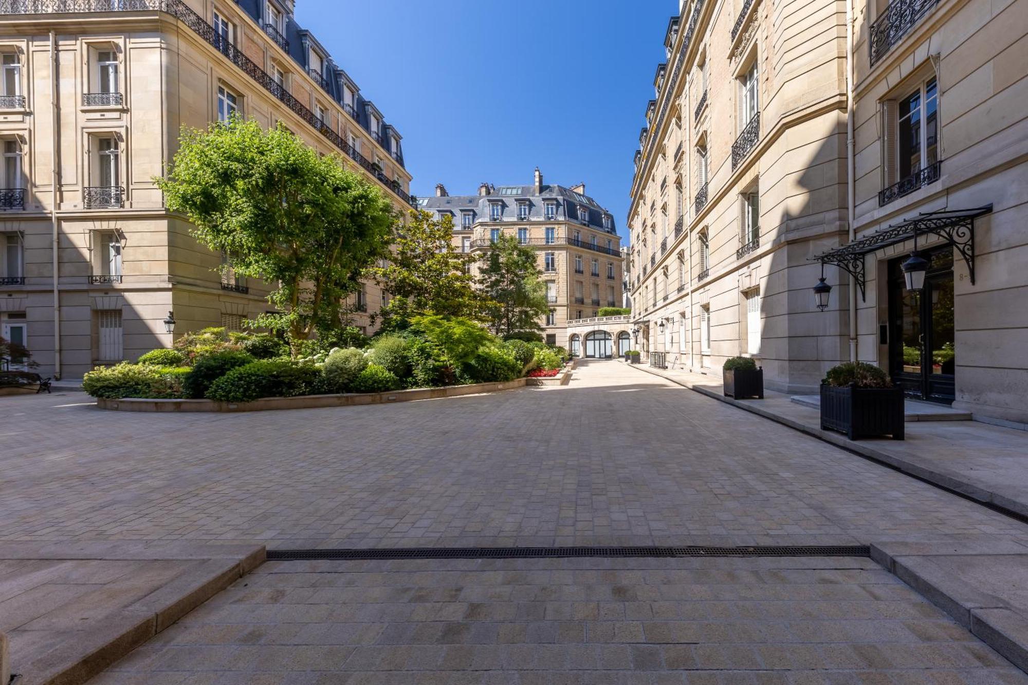 Avenue Montaigne - Champs Elysees *