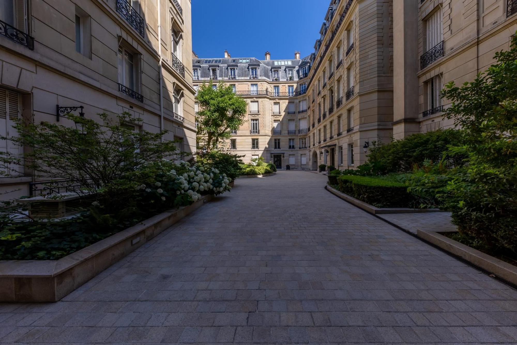 Avenue Montaigne - Champs Elysees * Paris