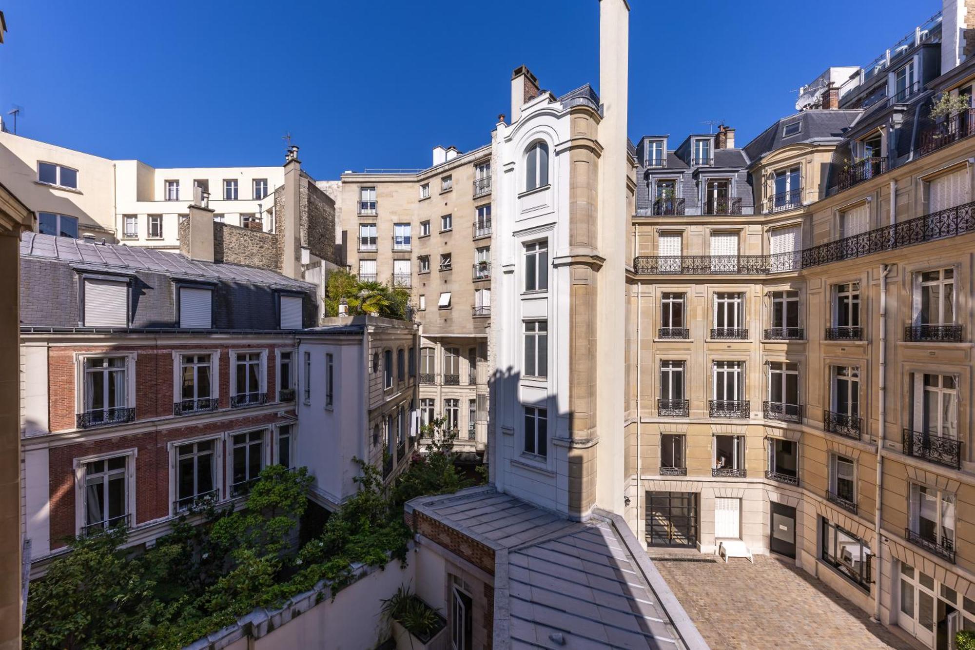 Avenue Montaigne - Champs Elysees *