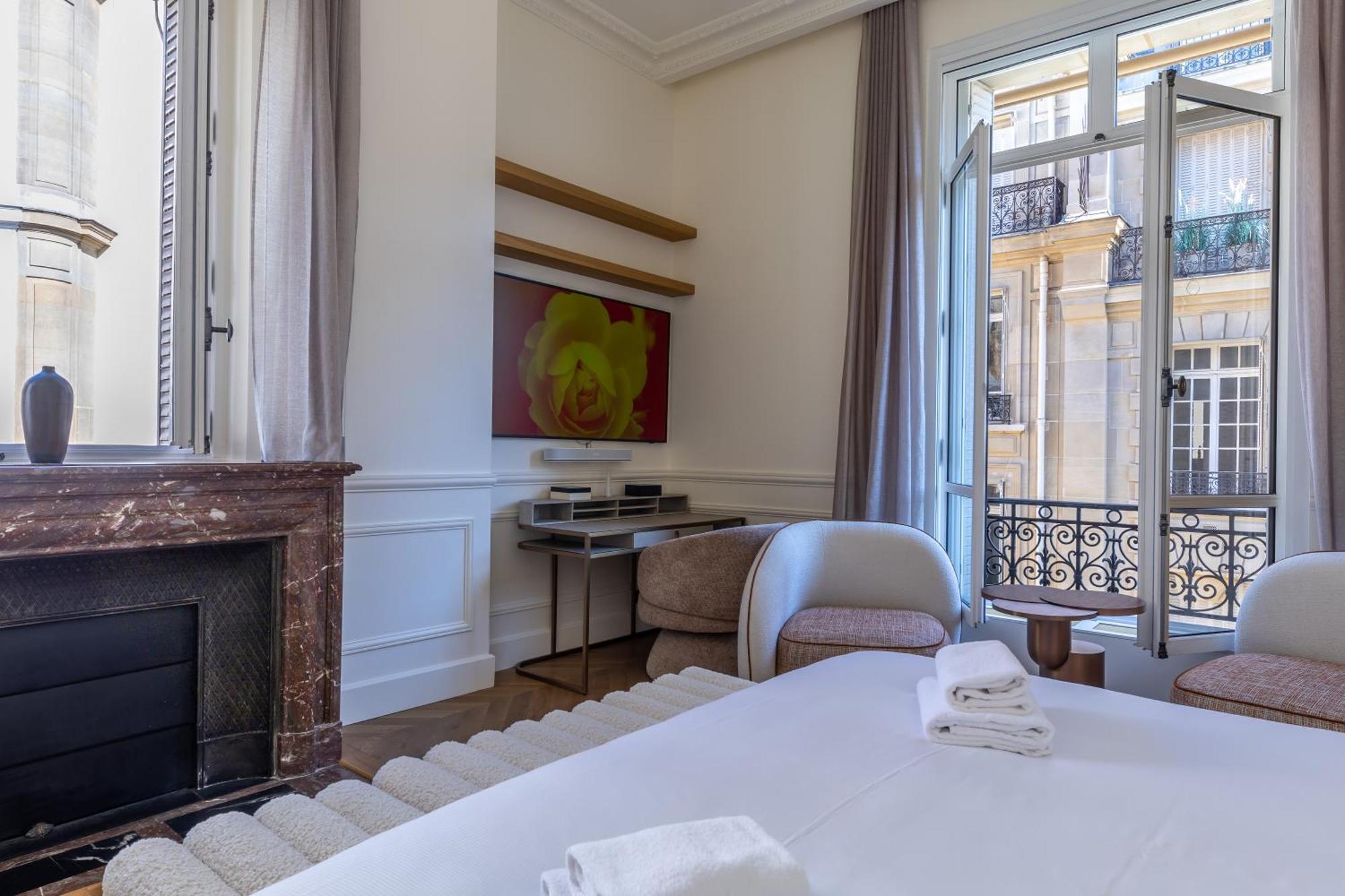 Avenue Montaigne - Champs Elysees *