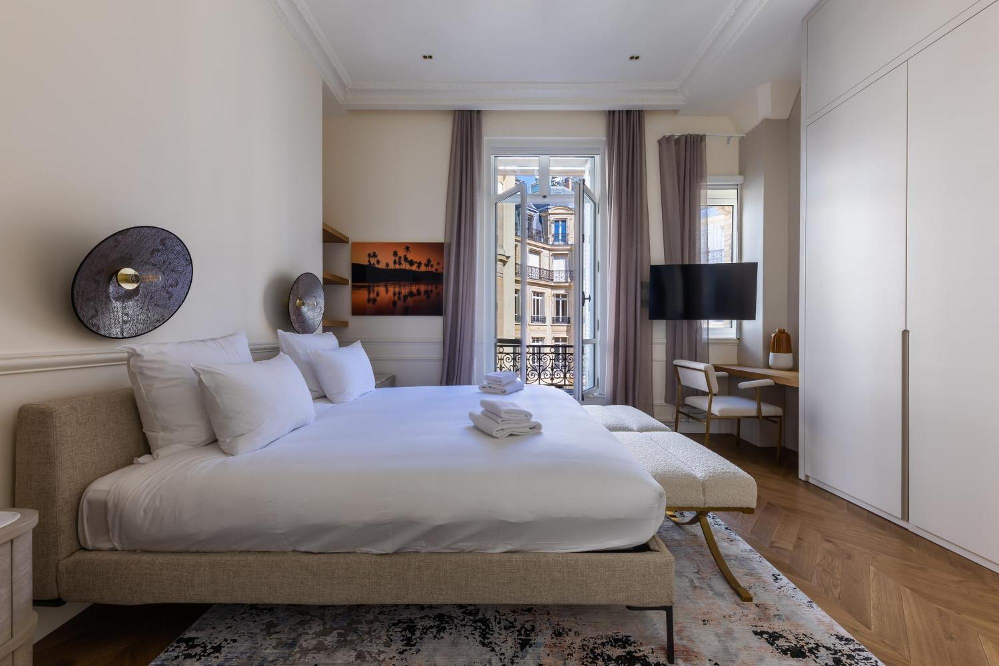 Apartment Avenue Montaigne - Champs Elysees *