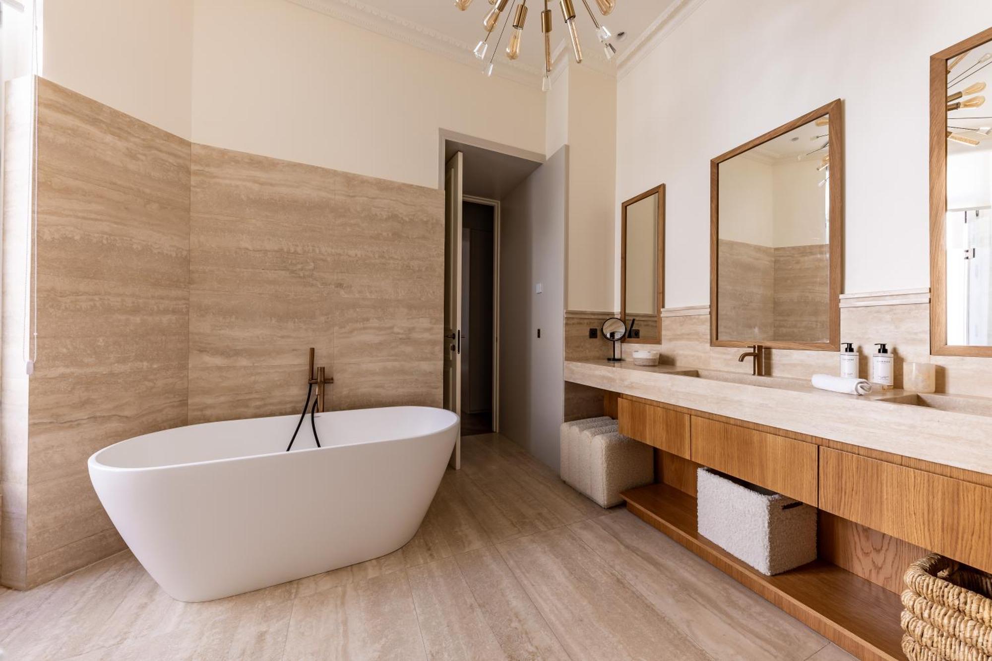 Avenue Montaigne - Champs Elysees * Paris